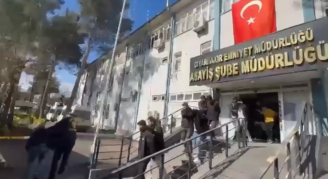 DİYARBAKIR MERKEZLİ 4 İLDE KENDİLERİNİ TAYİNİ ÇIKMIŞ KAMU GÖREVLİSİ OLARAK TANITARAK ALIŞVERİŞ...