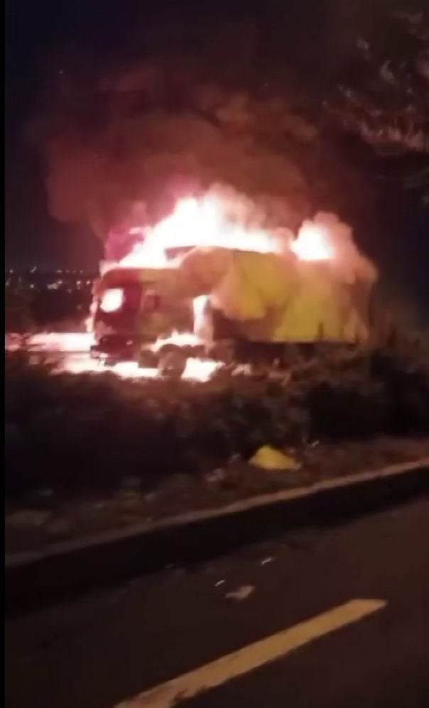 DİYARBAKIR-SİLVAN KARAYOLUNDA SEYİR HALİNDEKİ TIRDA ÇIKAN YANGIN, İTFAİYE EKİPLERİNCE...