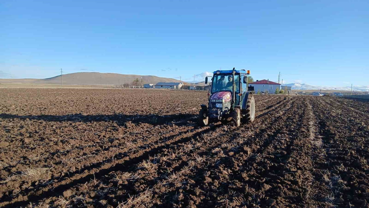 DOĞU ANADOLU'NUN ÖNEMLİ TARIM MERKEZLERİNDEN BİRİ OLAN KARS'TA 2026 YILI EKİN SEZONU BAŞLADI