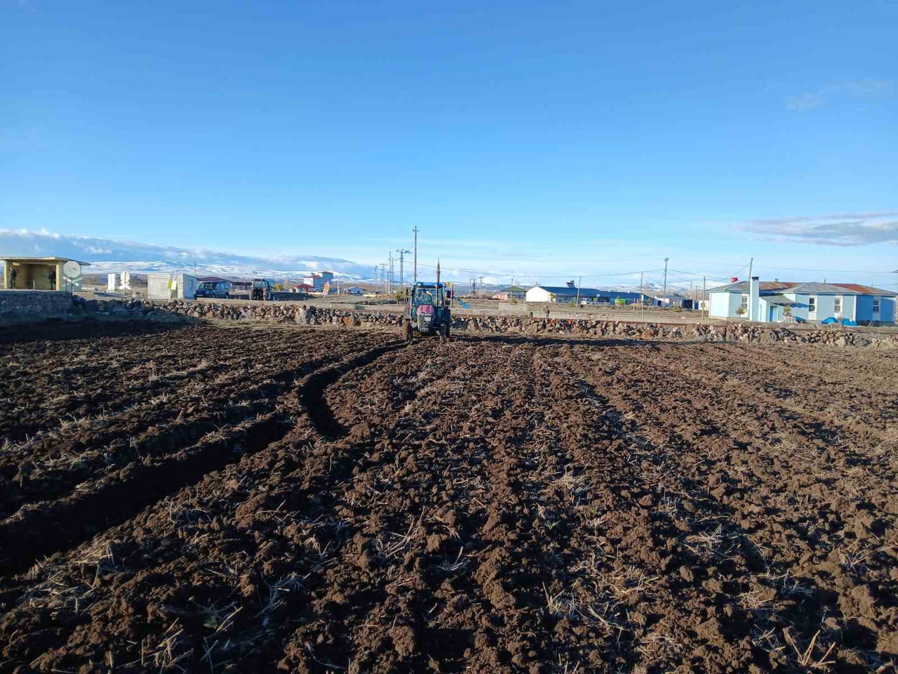 DOĞU ANADOLU'NUN ÖNEMLİ TARIM MERKEZLERİNDEN BİRİ OLAN KARS'TA 2026 YILI EKİN SEZONU BAŞLADI