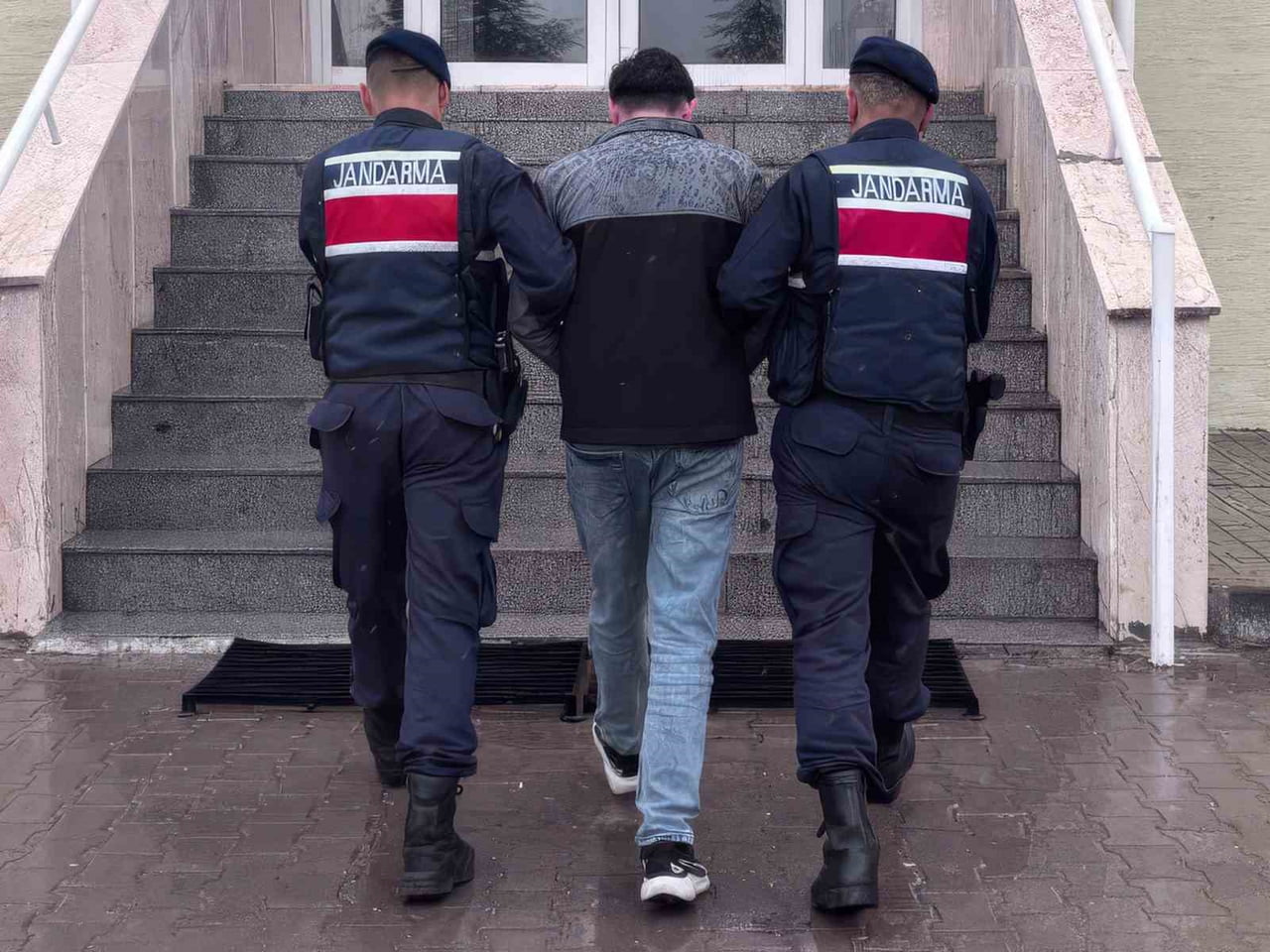 DOLANDIRICILIK SUÇUNDAN ARANAN M.P. (25) İSİMLİ ŞAHIS YAKALANDI