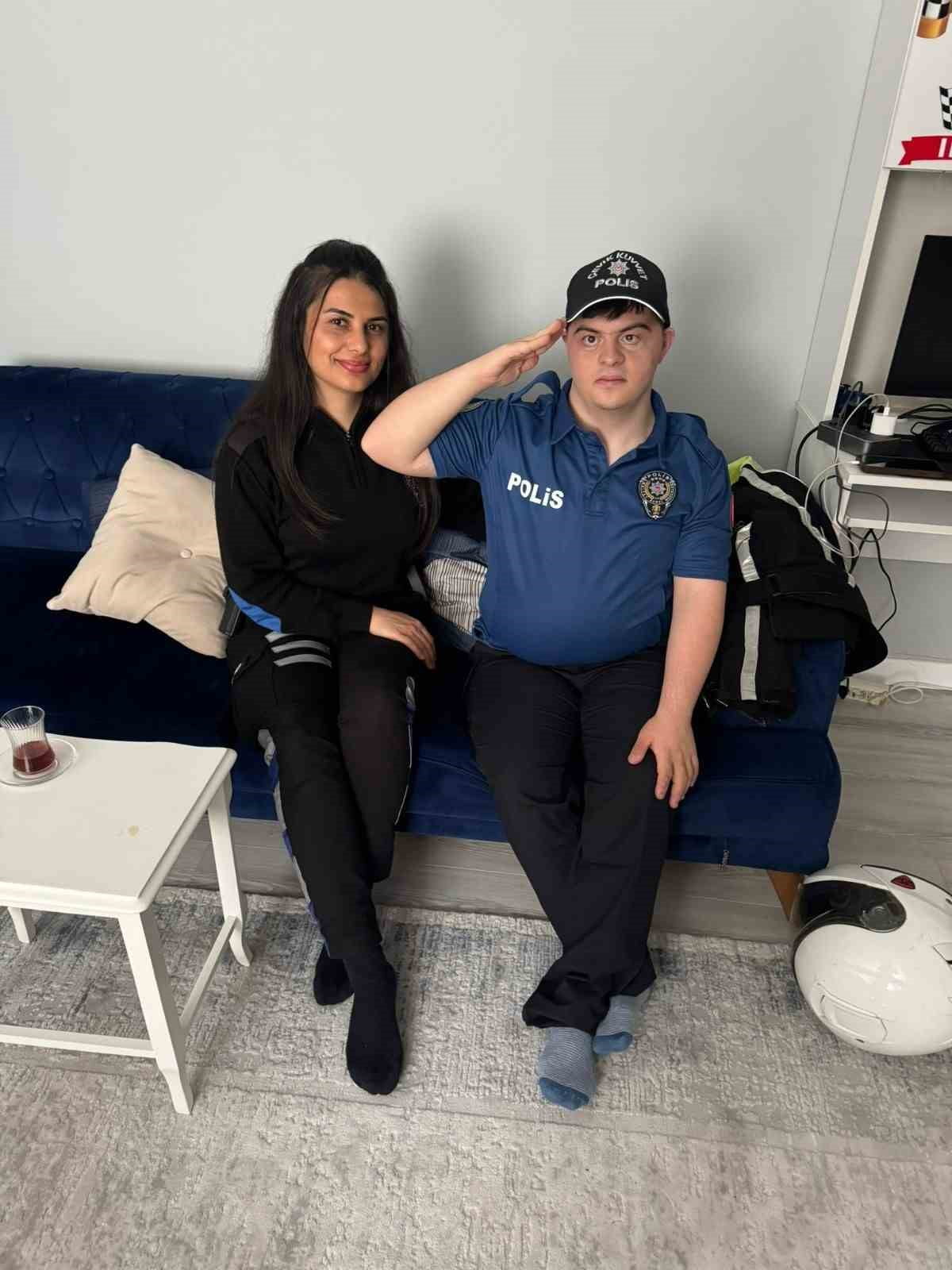 DOWN SENDROMLU OĞLU MELİK GENCER SABUNCU'UN DOĞUM GÜNÜNÜ ÇOK SEVDİĞİ POLİSLERLE BİRLİKTE KUTLAMAK...