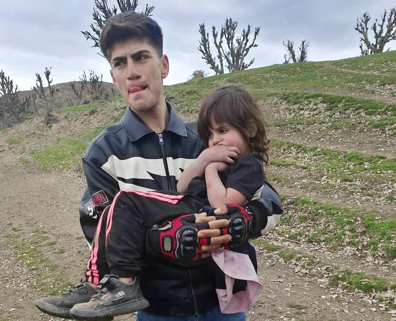 DRON DESTEKLİ ARAMALAR SONUCU KÜÇÜK ÇOCUK, EVİNDEN YAKLAŞIK 3 KİLOMETRE UZAKLIKTA SAĞ OLARAK...