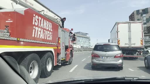 Dudullu OSB'de plastik fabrikası alevlere teslim oldu