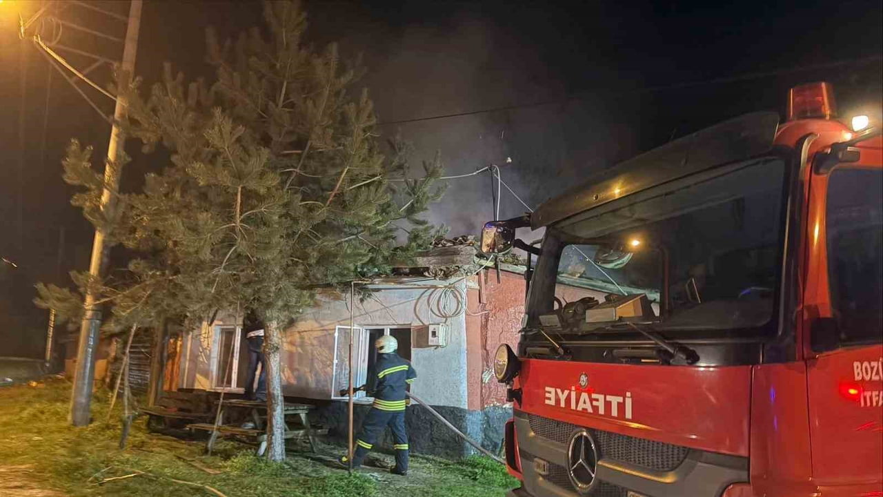 DUMANI GÖRÜP EVİ TERK ETTİ, EV ALEVLERE TESLİM OLDU