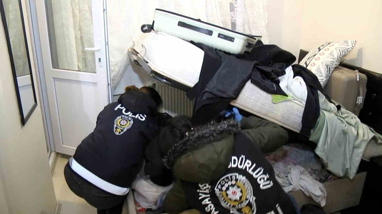 DÜN İSTANBUL VE SAKARYA'DA YAPILAN OPERASYONLARDA DA 4 ŞÜPHELİNİN DAHA GÖZ ALTINA ALINDIĞI VE...