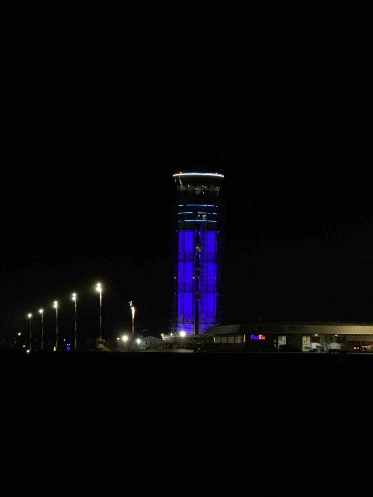 DÜNYA OTİZM FARKINDALIK GÜNÜ NEDENİYLE SABİHA GÖKÇEN HAVALİMANI HAVA TRAFİK KONTROL KULESİ MAVİ...