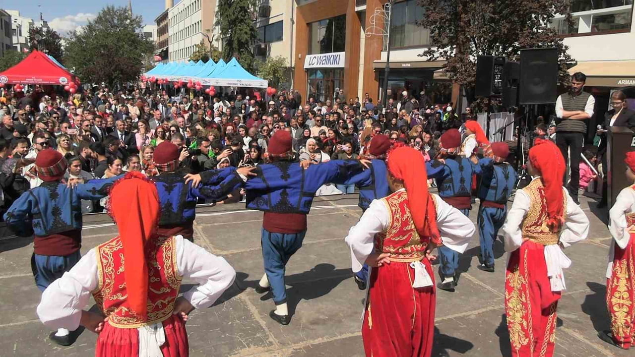 DÜNYA ROMANLAR GÜNÜ’NE 9/8’LİK KUTLAMA