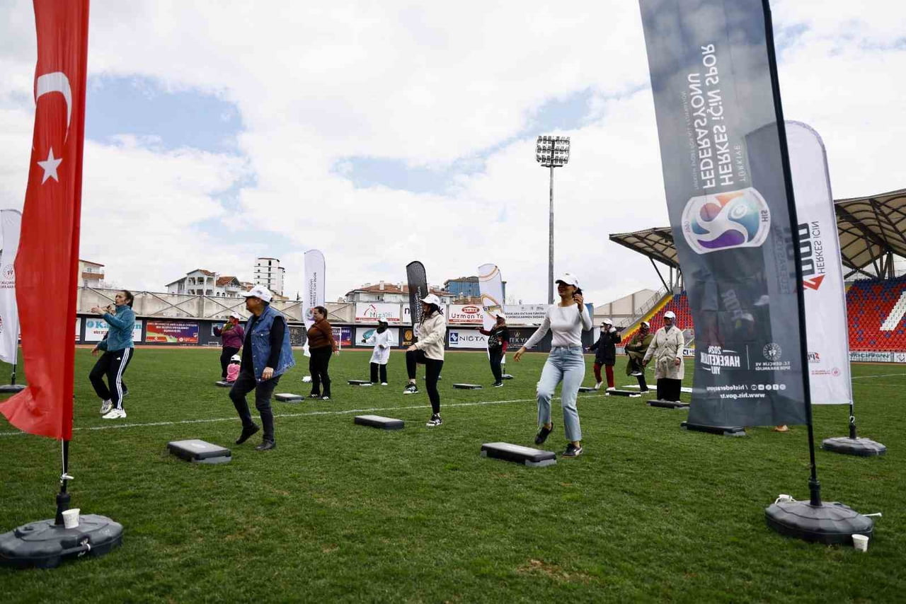 DÜNYA SAĞLIK GÜNÜ’NDE “KOŞABİLİYORKEN KOŞ” YÜRÜYÜŞÜNE YOĞUN İLGİ