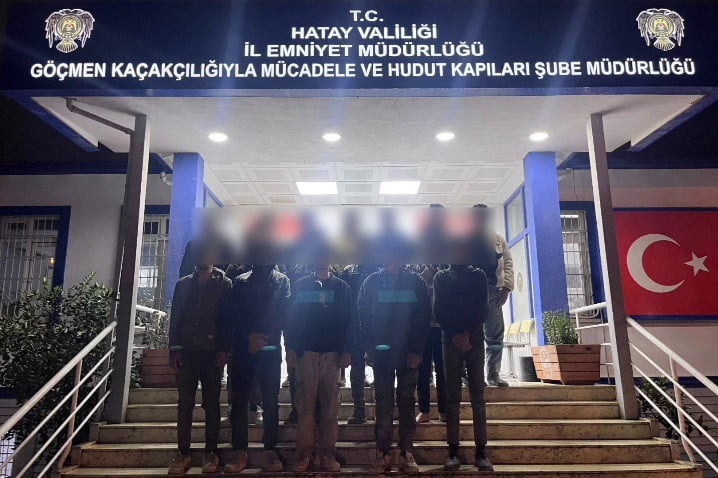 DURDURULAN 4 ARAÇTA YAPILAN ARAMADA, TÜRKİYE'DE GEÇERLİ OTURMA İZNİ OLMADIĞI ANLAŞILAN 16 YABANCI...