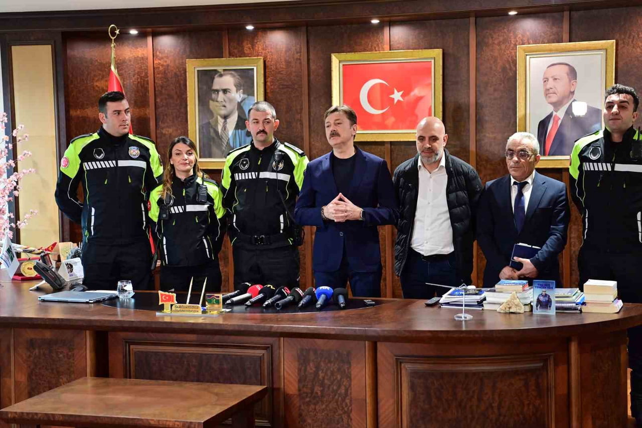 DUYGUSAL ANLARIN YAŞANDIĞI BULUŞMADA BEBEĞİN BABASI, BAHÇELİEVLER BELEDİYE BAŞKANI DR. HAKAN...