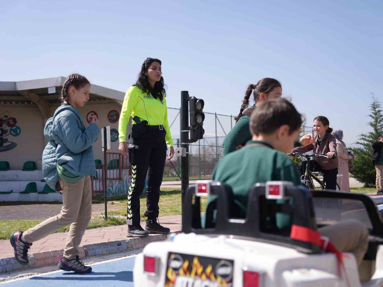 DÜZCE'DE ERKEN YAŞTA TRAFİK BİLİNCİNİN KAZANDIRILMASI AMACIYLA KURULAN TRAFİK EĞİTİM PARKI'NDA...