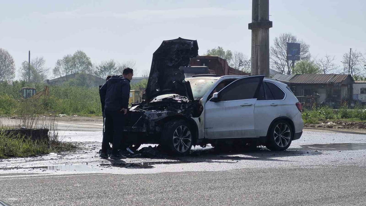 DÜZCE'DE SEYİR HALİNDEYKEN MOTOR KISMINDAN ALEV ALAN CİP KULLANILMAZ HALE GELDİ