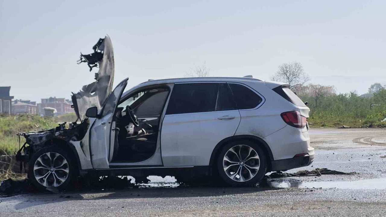 DÜZCE'DE SEYİR HALİNDEYKEN MOTOR KISMINDAN ALEV ALAN CİP KULLANILMAZ HALE GELDİ