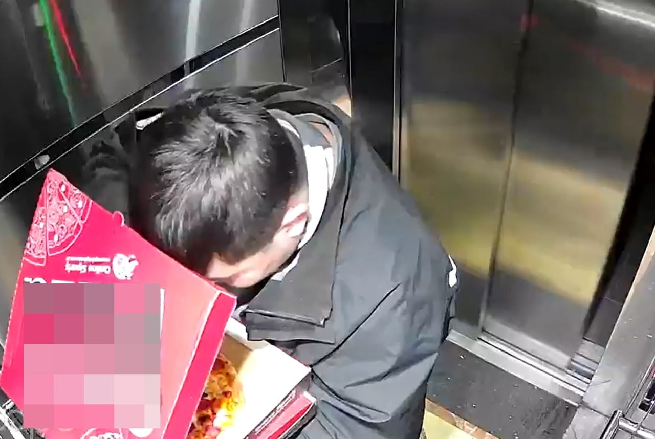 DÜZCE'DE SİPARİŞ EDİLEN PİZZANIN ÜSTÜNDEKİ MALZEMELERİ YİYEN KURYE ARDINDAN ASANSÖRE TUVALETİNİ...