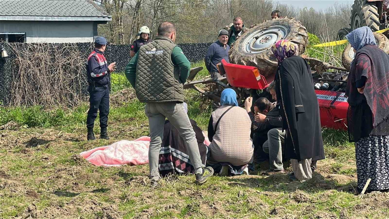 DÜZCE'DE TARLASINI SÜRERKEN DEVRİLEN TRAKTÖRÜN ALTINDA KALAN SÜRÜCÜ YAŞAMINI YİTİRDİ.