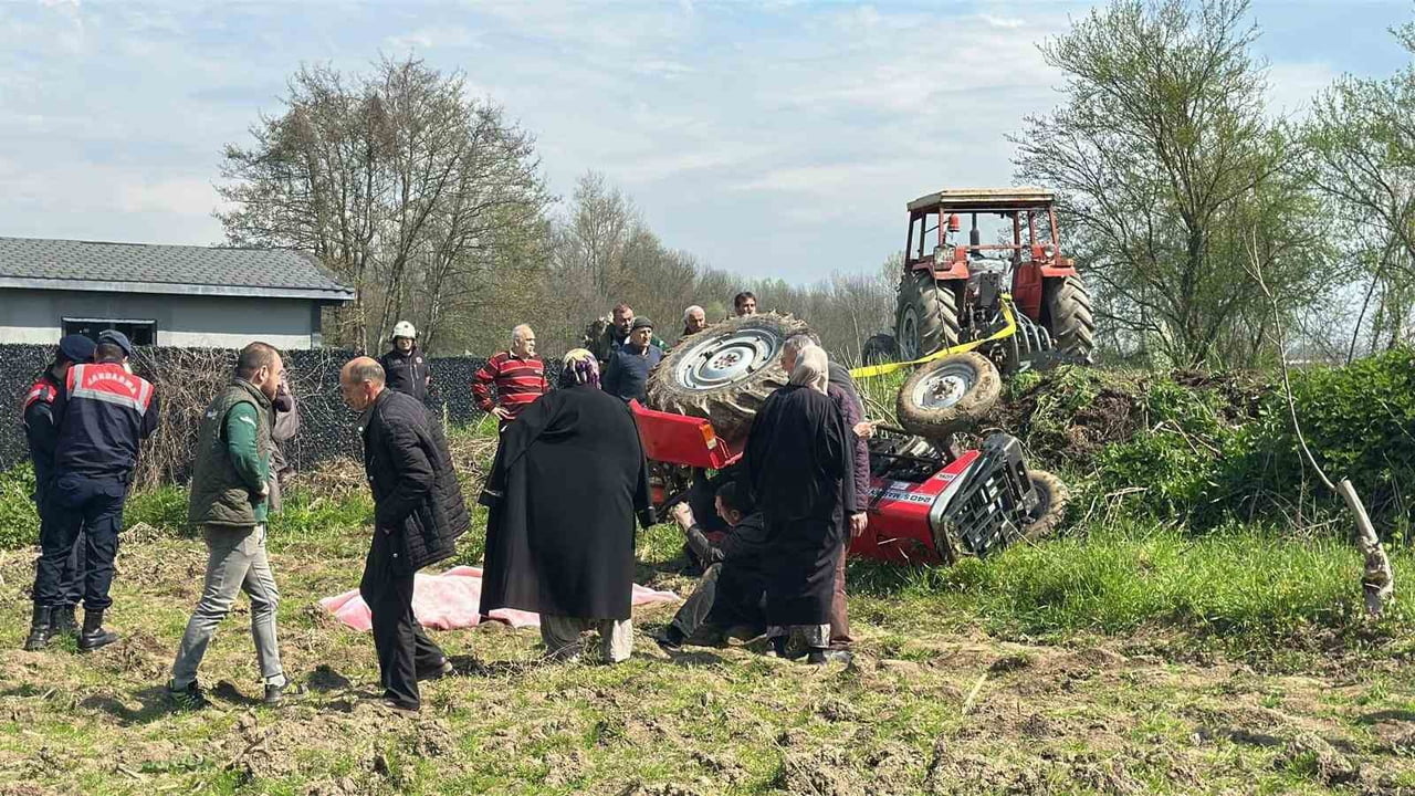 DÜZCE'DE TARLASINI SÜRERKEN DEVRİLEN TRAKTÖRÜN ALTINDA KALAN SÜRÜCÜ YAŞAMINI YİTİRDİ.