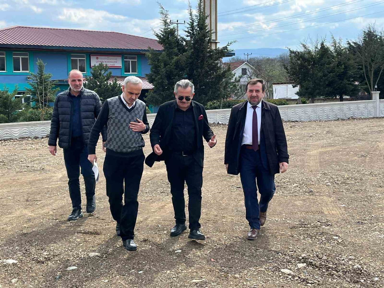 DÜZCE'NİN CUMAYERİ İLÇESİ BELEDİYE BAŞKANI MUSTAFA KOLOĞLU, İLÇEDE YAPIMI DEVAM EDEN 80 YATAKLI...