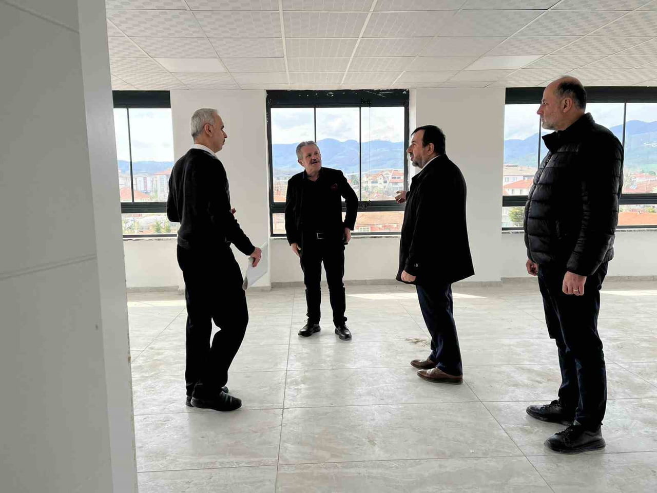 DÜZCE'NİN CUMAYERİ İLÇESİ BELEDİYE BAŞKANI MUSTAFA KOLOĞLU, İLÇEDE YAPIMI DEVAM EDEN 80 YATAKLI...