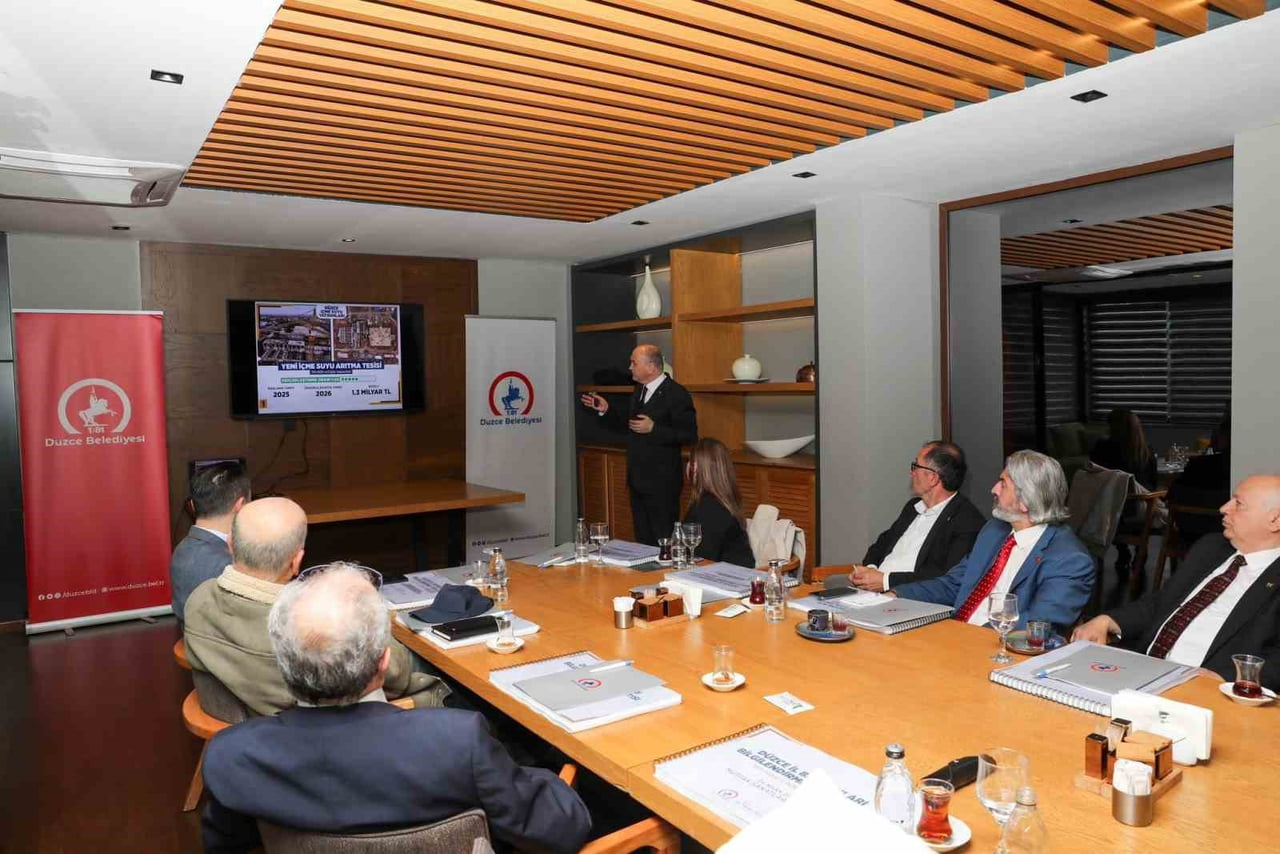 DÜZCE BELEDİYE BAŞKANI DR. FARUK ÖZLÜ, İLDEKİ TÜM SİYASİ PARTİ İL BAŞKANLARIYLA BİR ARAYA GELEREK...