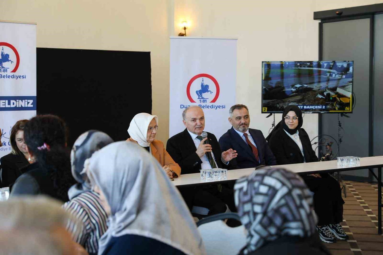 DÜZCE BELEDİYE BAŞKANI DR. FARUK ÖZLÜ, MERKEZ MAHALLE MUHTARLARI İLE BİR ARAYA GELDİĞİ PROGRAMDA...