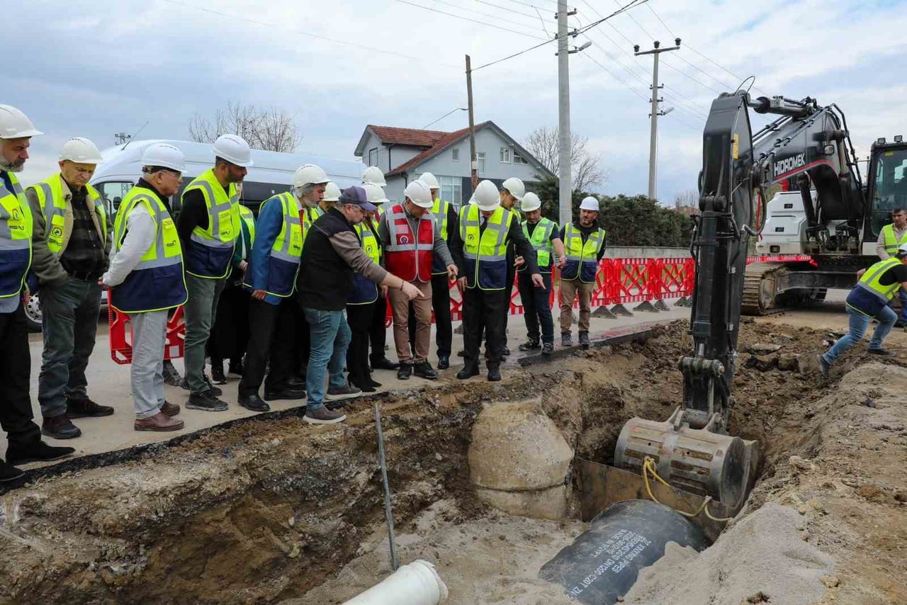 DÜZCE BELEDİYE BAŞKANI FARUK ÖZLÜ, KENTTEKİ TÜM SİYASİ PARTİ İL BAŞKANLARINI BİR ARAYA GETİREREK...