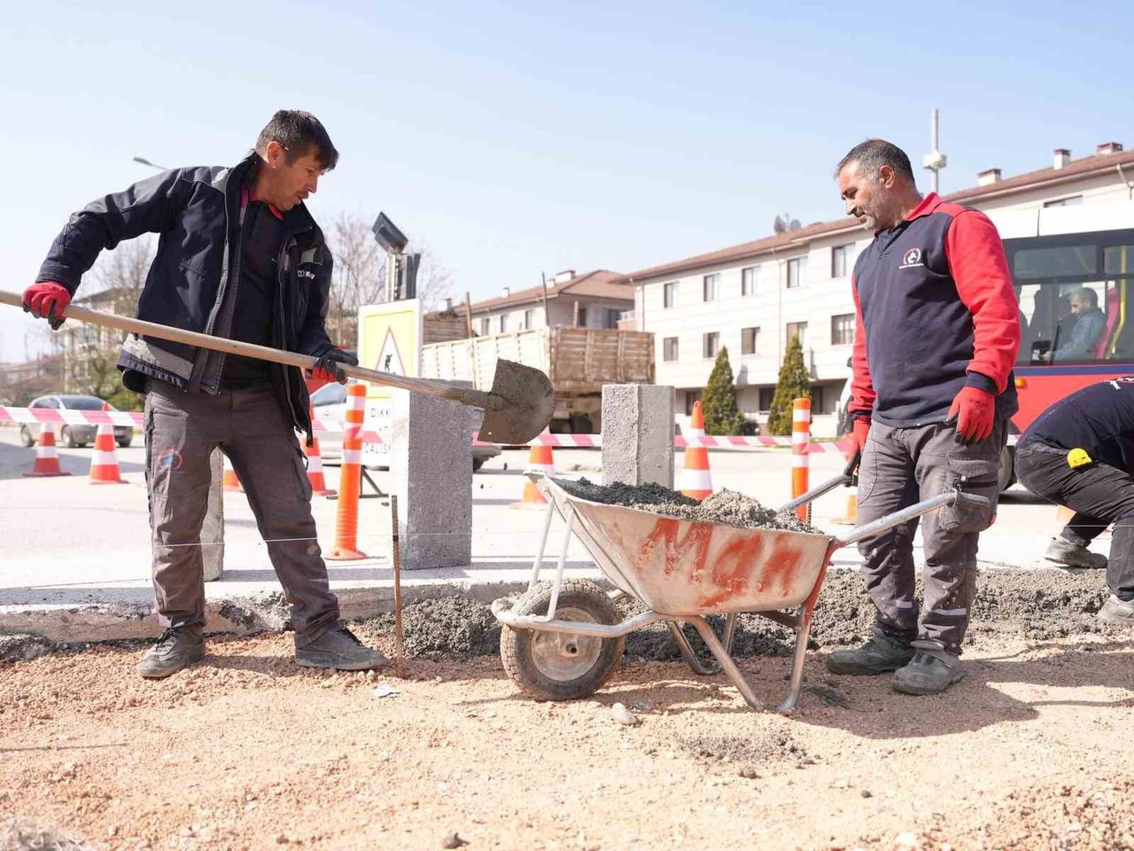 DÜZCE BELEDİYESİ, İSTANBUL CADDESİ ÜZERİNDE EMNİYET KAVŞAĞI’NDA TRAFİK GÜVENLİĞİNİ ARTIRMAK...