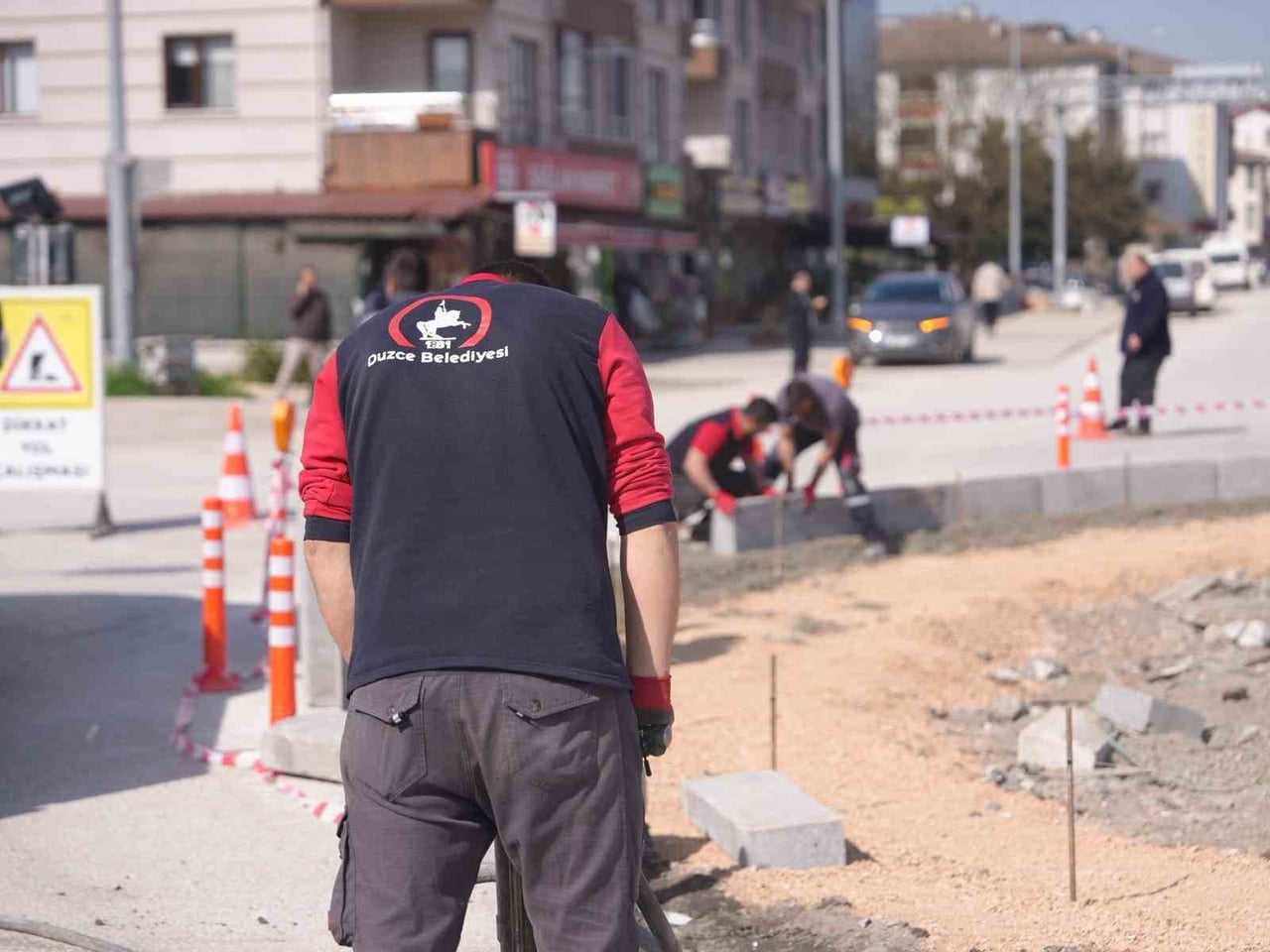 DÜZCE BELEDİYESİ, İSTANBUL CADDESİ ÜZERİNDE EMNİYET KAVŞAĞI’NDA TRAFİK GÜVENLİĞİNİ ARTIRMAK...