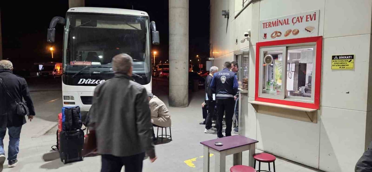 DÜZCE BELEDİYESİ ZABITA MÜDÜRLÜĞÜ İLE İL SAĞLIK MÜDÜRLÜĞÜ EKİPLERİ TARAFINDAN ŞEHİRLERARASI OTOBÜS...