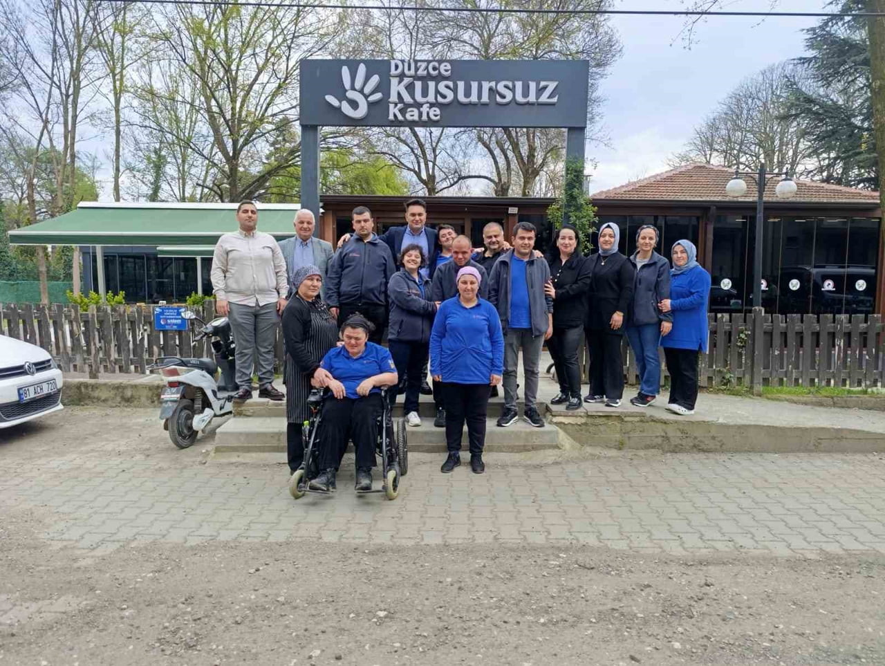 DÜZCE CUMHURİYET BAŞSAVCISI YASİN EMRE, DOWN SENDROMLU BİREYLERİN GÖREV YAPTIĞI KUSURSUZ KAFEYE...