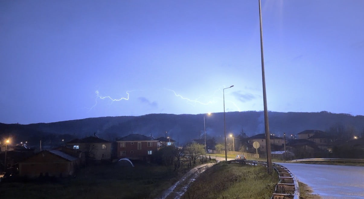 DÜZCE’DE AKŞAM SAATLERİNDE SAĞANAK YAĞIŞ İLE BİRLİKTE ŞİMŞEKLERDE GÖKYÜZÜNÜ AYDINLATTI....