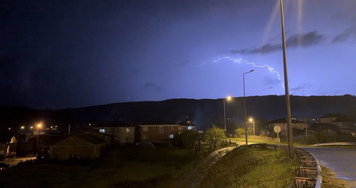 DÜZCE’DE AKŞAM SAATLERİNDE SAĞANAK YAĞIŞ İLE BİRLİKTE ŞİMŞEKLERDE GÖKYÜZÜNÜ AYDINLATTI....