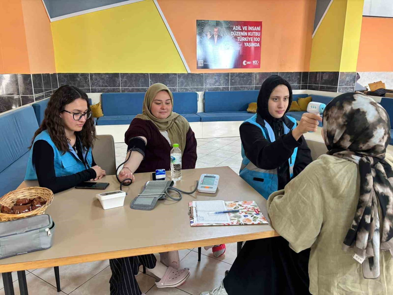 DÜZCE’DE DÜNYA SAĞLIK GÜNÜ KAPSAMINDA RAZİYE BEGÜM YURDU’NDA DÜZENLENEN ETKİNLİKTE, HEMŞİRELİK...