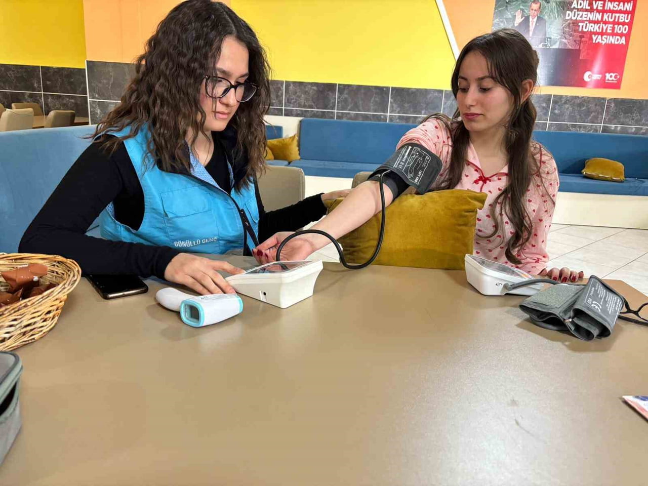 DÜZCE’DE DÜNYA SAĞLIK GÜNÜ KAPSAMINDA RAZİYE BEGÜM YURDU’NDA DÜZENLENEN ETKİNLİKTE, HEMŞİRELİK...