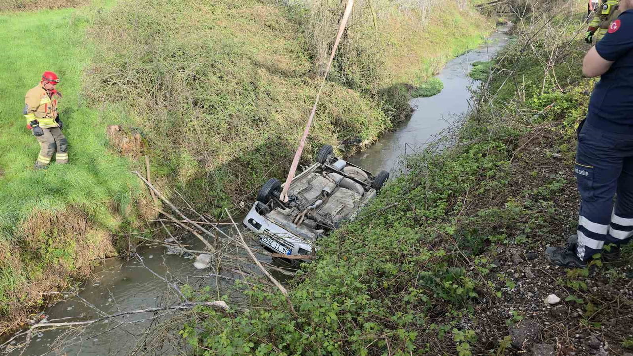 DÜZCE’DE GECE SAATLERİNDE DEREYE YUVARLANDIĞI TAHMİN EDİLEN OTOMOBİL, SABAH SAATLERİNDE FARK...