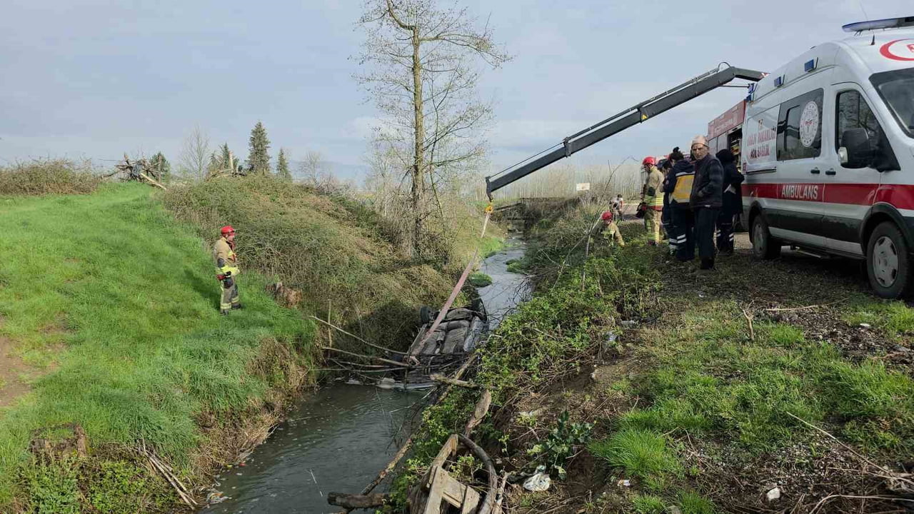 DÜZCE’DE GECE SAATLERİNDE DEREYE YUVARLANDIĞI TAHMİN EDİLEN OTOMOBİL, SABAH SAATLERİNDE FARK...