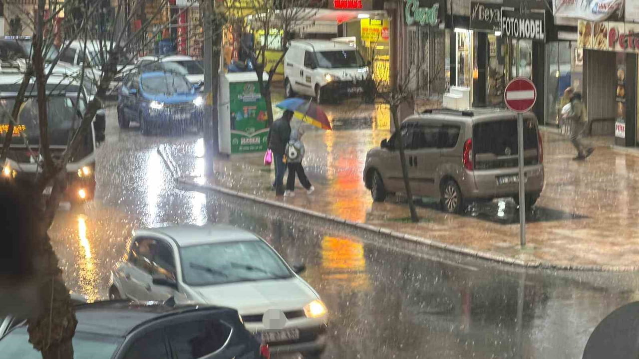 DÜZCE’DE GÜNE AÇIK VE GÜNEŞLİ BİR HAVA İLE BAŞLAYAN VATANDAŞLAR, AKŞAM SAATLERİNE DOĞRU ANİDEN...