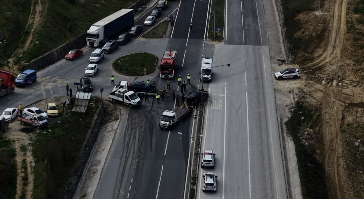 DÜZCE’DE KAVŞAKTA İKİ ARACIN ÇARPIŞTIĞI KAZADA SÜRÜCÜLER ARAÇTA SIKIŞTI. İTFAİYE EKİPLERİNCE...
