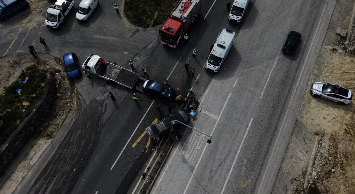 DÜZCE’DE KAVŞAKTA İKİ ARACIN ÇARPIŞTIĞI KAZADA SÜRÜCÜLER ARAÇTA SIKIŞTI. İTFAİYE EKİPLERİNCE...