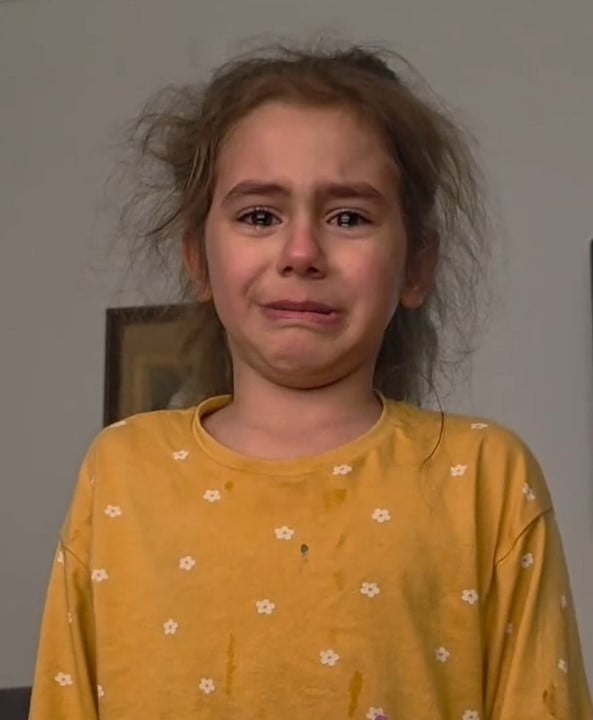 DÜZCE’DE KÜÇÜK BİR KIZ ÇOCUĞU İSTİKLAL MARŞI’NI OKURKEN DUYGULANARAK AĞLADI. KÜÇÜK KIZ ‘SAVAŞTA...