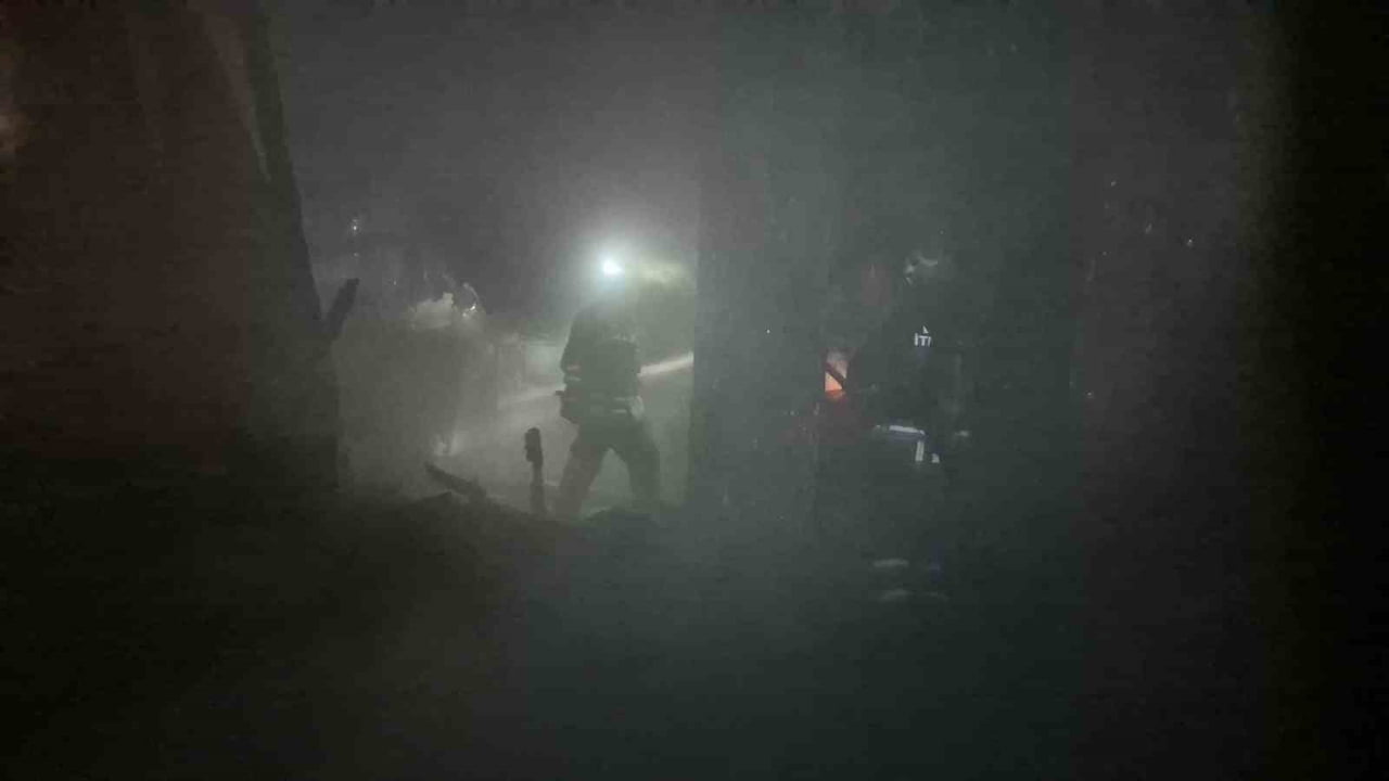 DÜZCE’DE MEYDANA GELEN YANGINDA BİR EVİN KAZAN DAİRESİ ALEV ALEV YANDI. ALEVLER GECEYİ...