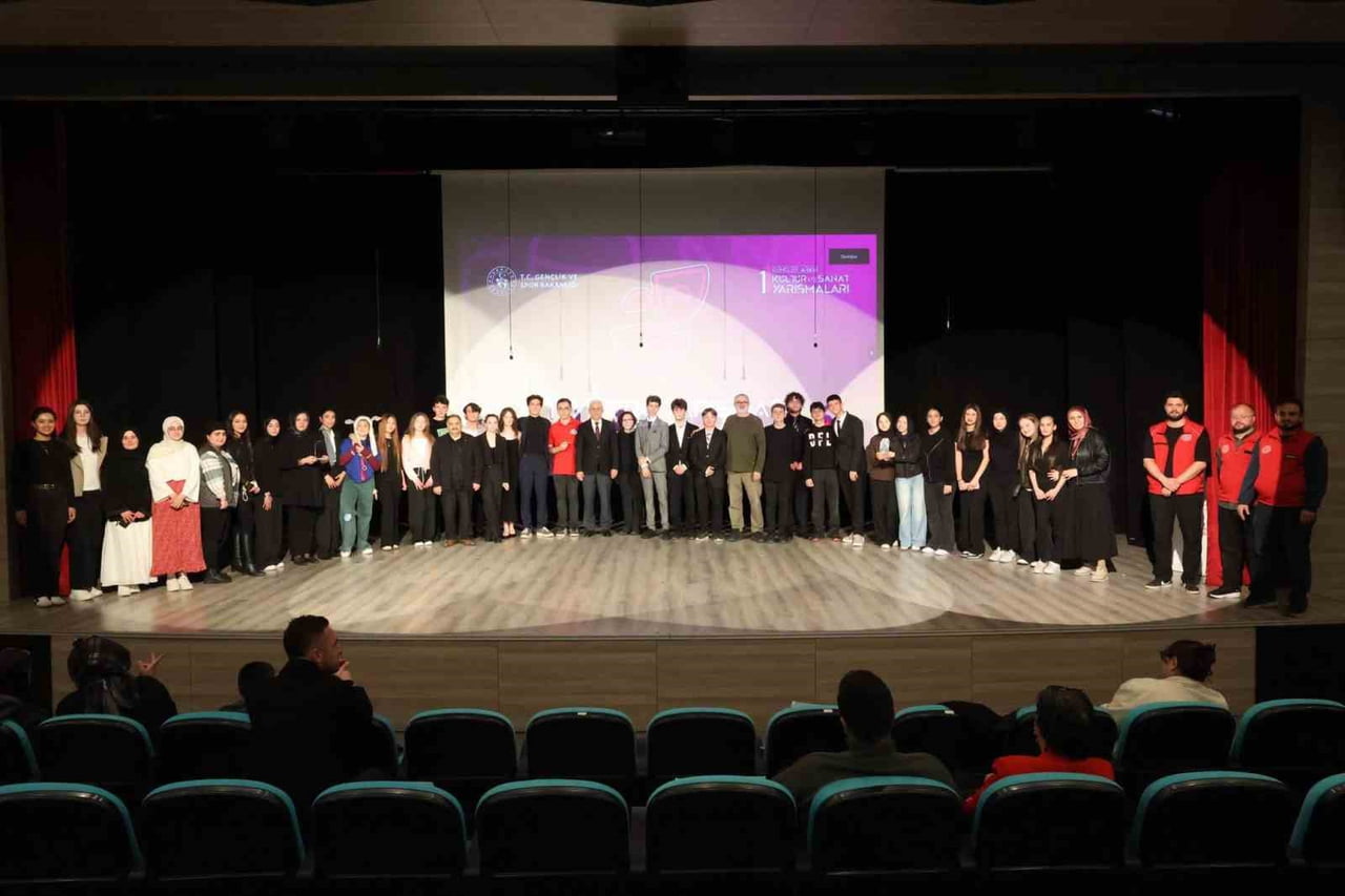 DÜZCE’DE YAPILAN GENÇLER ARASI KÜLTÜR VE SANAT YARIŞMASINDA GENÇLER HÜNERLERİNİ...