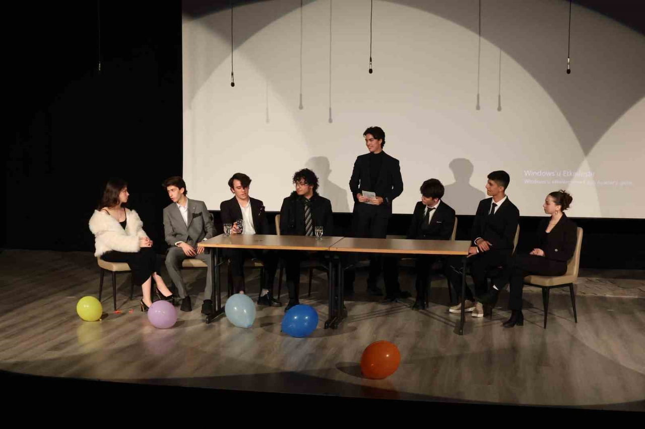 DÜZCE’DE YAPILAN GENÇLER ARASI KÜLTÜR VE SANAT YARIŞMASINDA GENÇLER HÜNERLERİNİ...