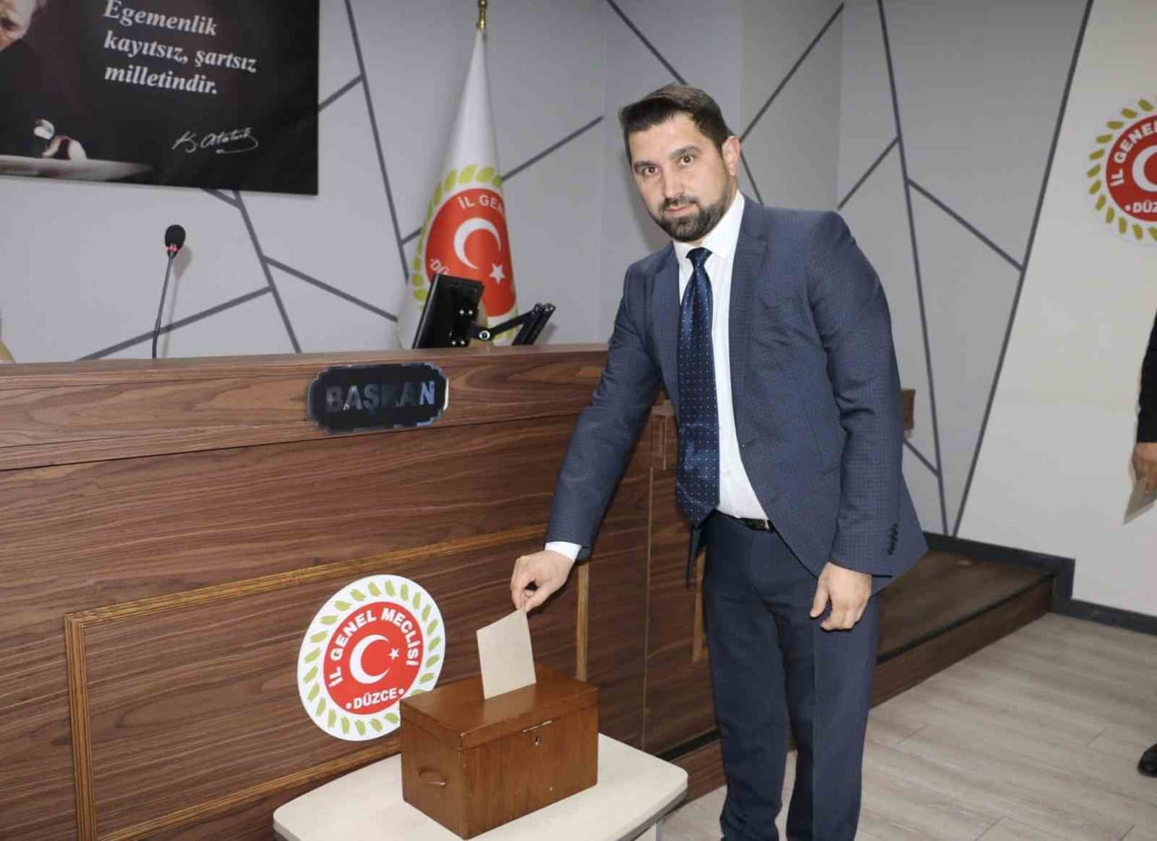 DÜZCE İL GENEL MECLİSİNDE BAŞKANLIK SEÇİMİ YAPILDI. MEVCUT BAŞKAN FAZLI KOÇ OY BİRLİĞİ İLE ÜÇÜNCÜ...