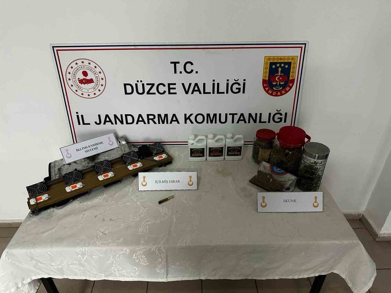 DÜZCE İL JANDARMA KOMUTANLIĞI EKİPLERİ EVLERİNDE İKLİMLENDİRME SİSTEMİ KURARAK UYUŞTURUCU ÜRETİMİ...