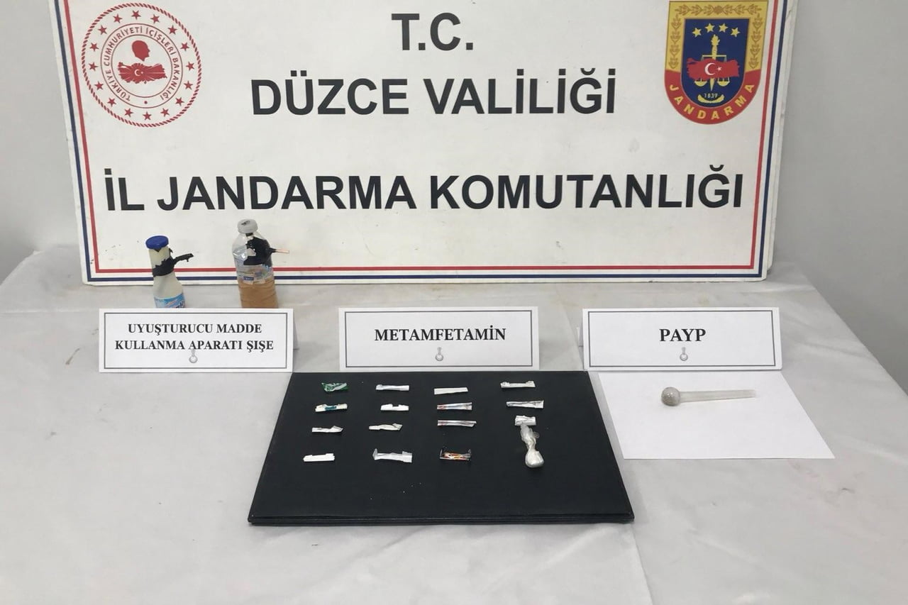 DÜZCE İL JANDARMA KOMUTANLIĞI EKİPLERİ, İSTANBUL İLİNDEN GETİRDİĞİ UYUŞTURUCU MADDELERİ DÜZCE’DE...