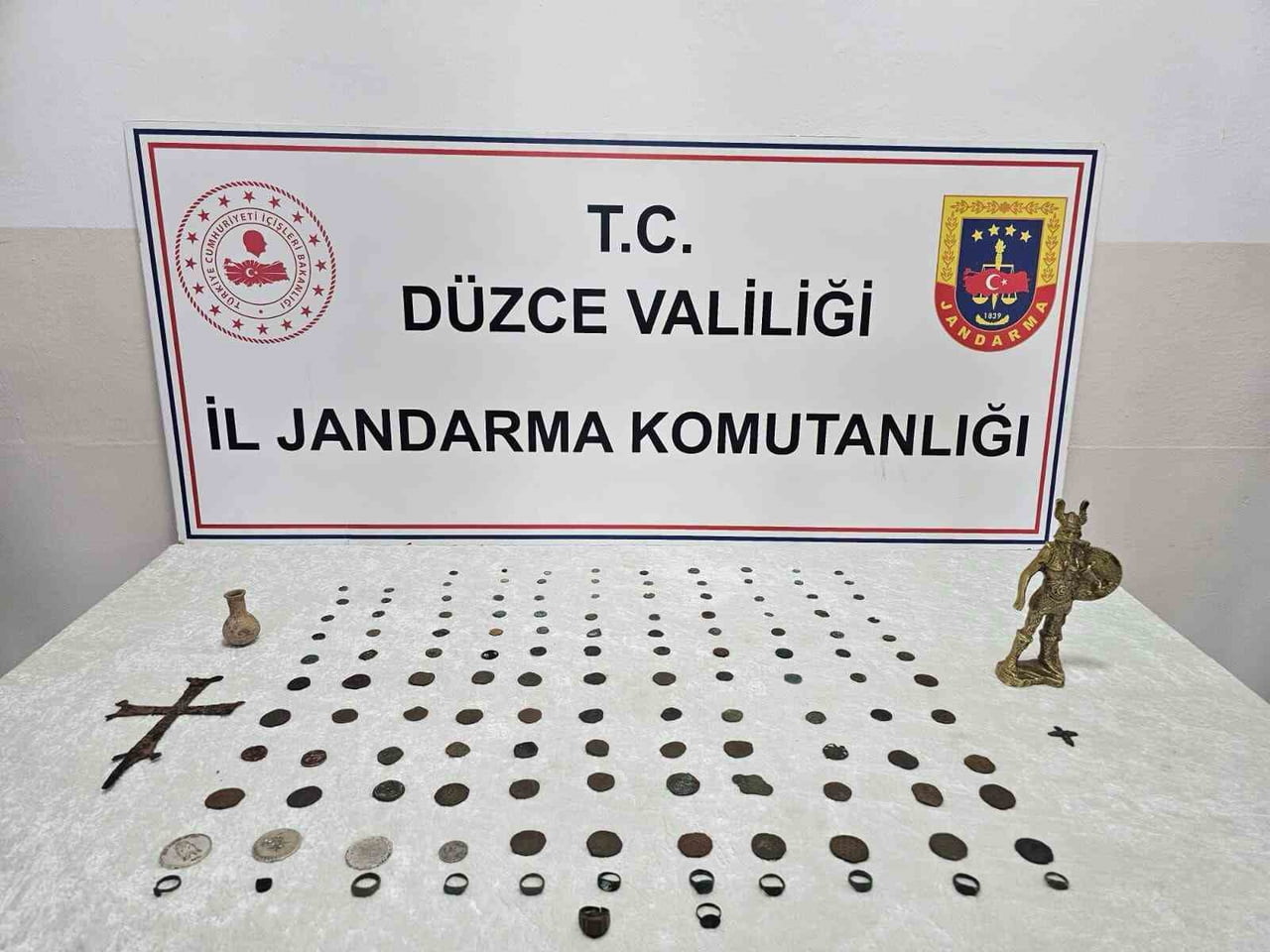DÜZCE İL JANDARMA KOMUTANLIĞI EKİPLERİNİN YAPTIĞI ÇALIŞMALARDA, ELİNDE TARİHİ ESER OLDUĞU...