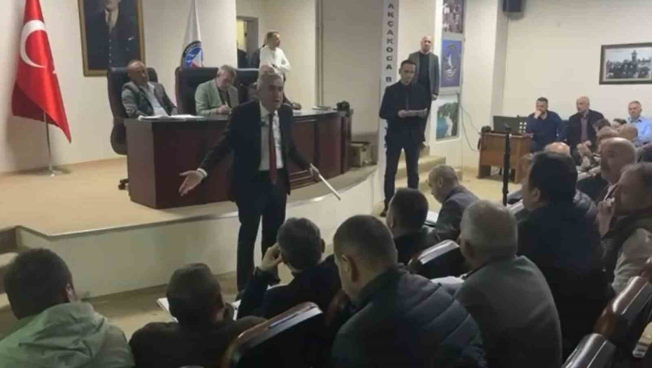 DÜZCE’NİN AKÇAKOCA BELEDİYESİ MECLİS TOPLANTISINDA CHP’Lİ BELEDİYE BAŞKANI FİKRET ALBAYRAK...