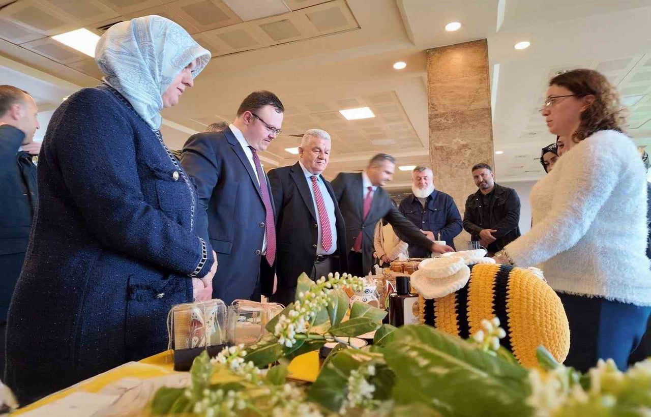 DÜZCE’NİN KAYNAŞLI İLÇESİNDE ÜRETİCİLERE YÖNELİK DÜZENLENEN ARICILIK KURSU İLE MEYVE AĞAÇLARINDA...