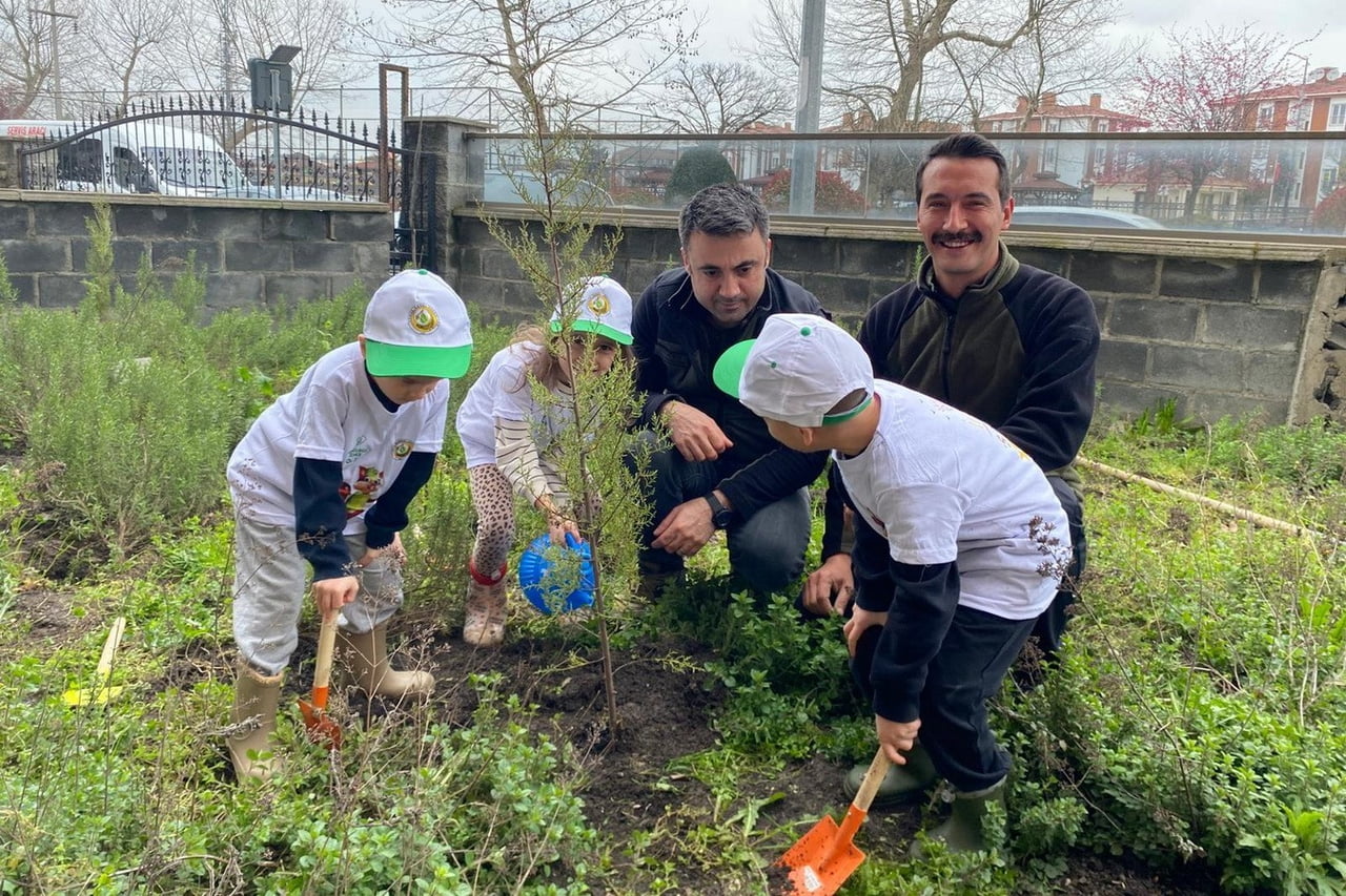 DÜZCE ORMAN İŞLETME MÜDÜRLÜĞÜ EKİPLERİ, OKULLARDA DÜZENLEDİKLERİ EĞİTİMLERLE ÖĞRENCİLERE DOĞA...